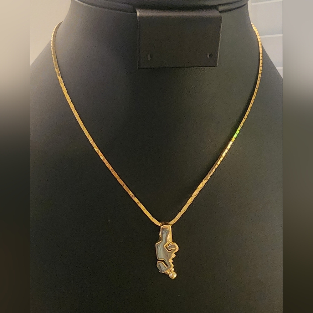 Gold Tone Pendant Necklace